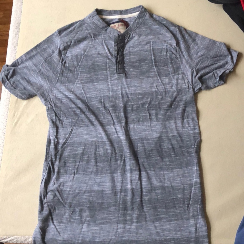 Short sleeve 3 button tee shirt great fitting